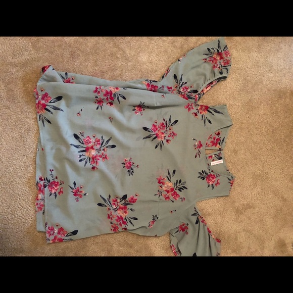 Cold shoulder top - Picture 4 of 4